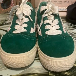 Didn’t really like the green color so im selling. They are new!